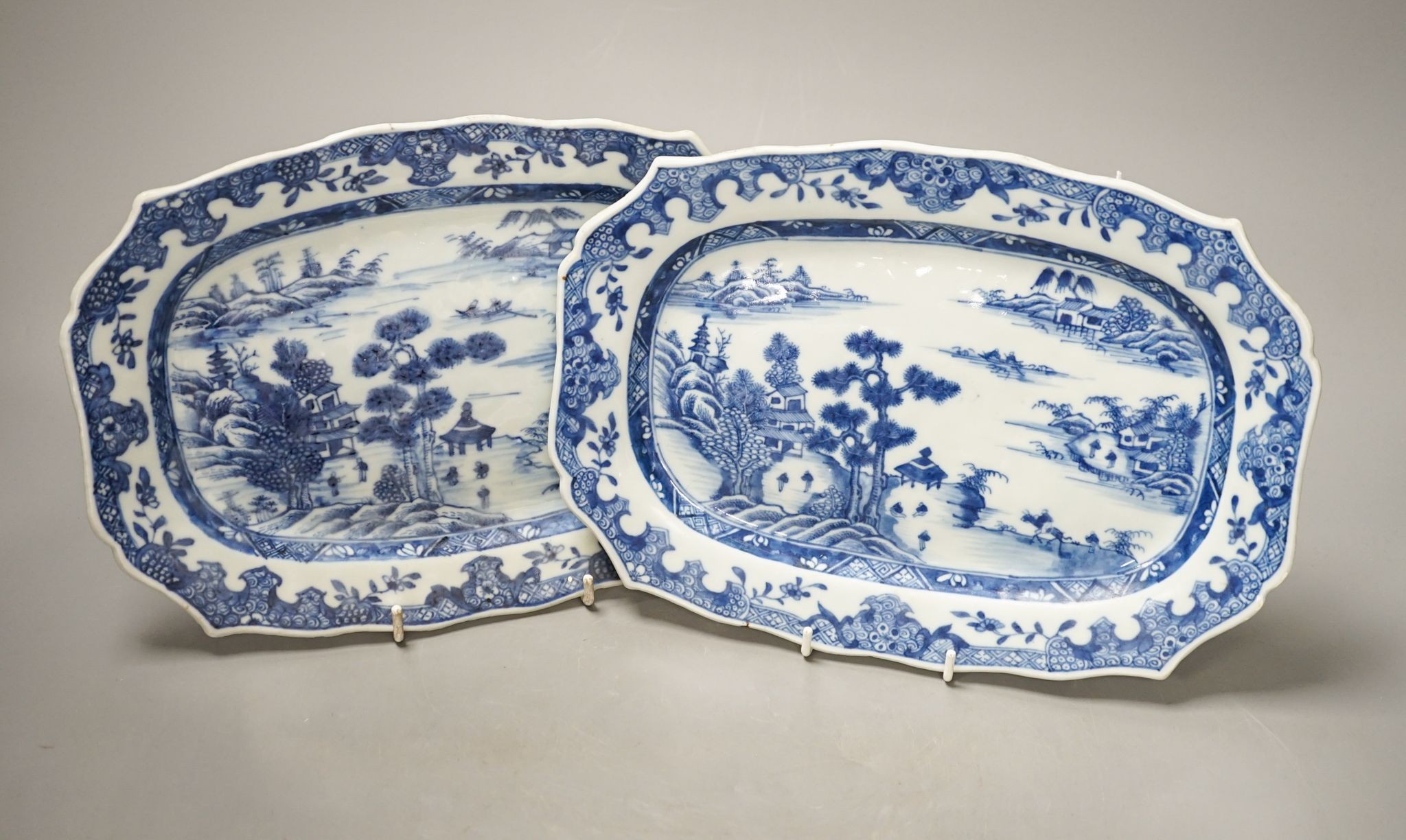 A pair of 18th century Chinese export Blue and white dishes, 27cm